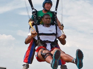 Andrew Bynum landing