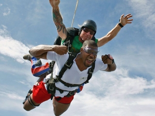 Andrew Bynum skydiving